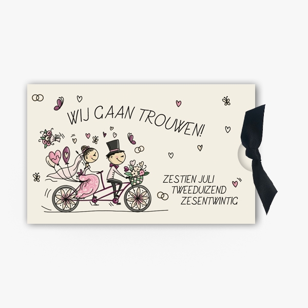 Trouwkaart hoesje met getekend bruidspaar op de fiets