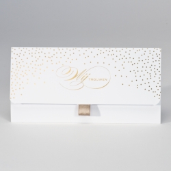 Trouwkaart Witte clutch met confetti in goudfolie Wij trouwen